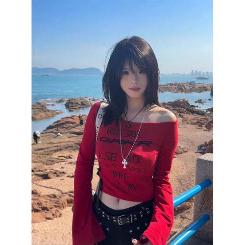 漂亮y2k美式辣妹红色斜肩长袖T恤女秋季2026新款修身收腰别0902d
