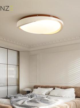 奶油风卧室灯吸顶灯法式中古主卧灯2026新款设计师房间灯简约圆形