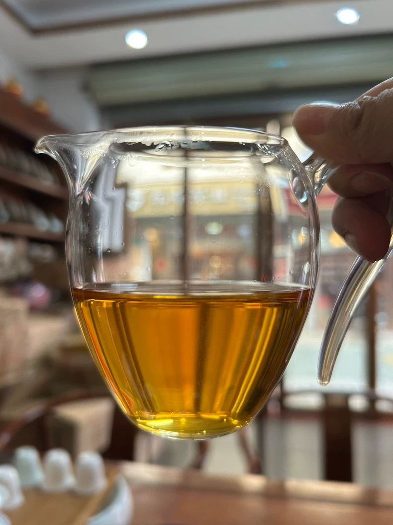 2015年 忙肺古樹黃葉生磚 250克 全新 普洱茶 BUASHOP普洱老茶