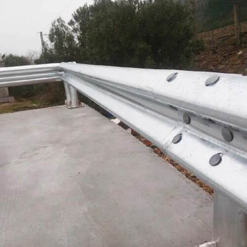 乡村道路波形护栏双波三波公路护栏板喷塑热镀锌c级波形梁钢护栏