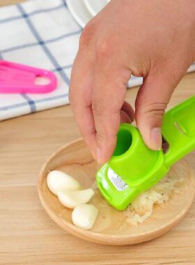 1pc Multi-Futional Garlic Press and Grater Cutter Peeler M