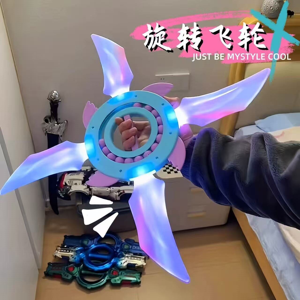 小男孩手持飞轮奥特曼玩具专区