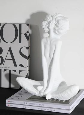 现代简约卡通梦娜三姐妹人物雕塑样板房间酒店办公室玄关酒柜摆件