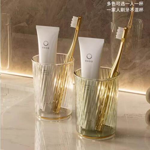 Toothbrush rinsing cup for home use, couple's toothbrush cup