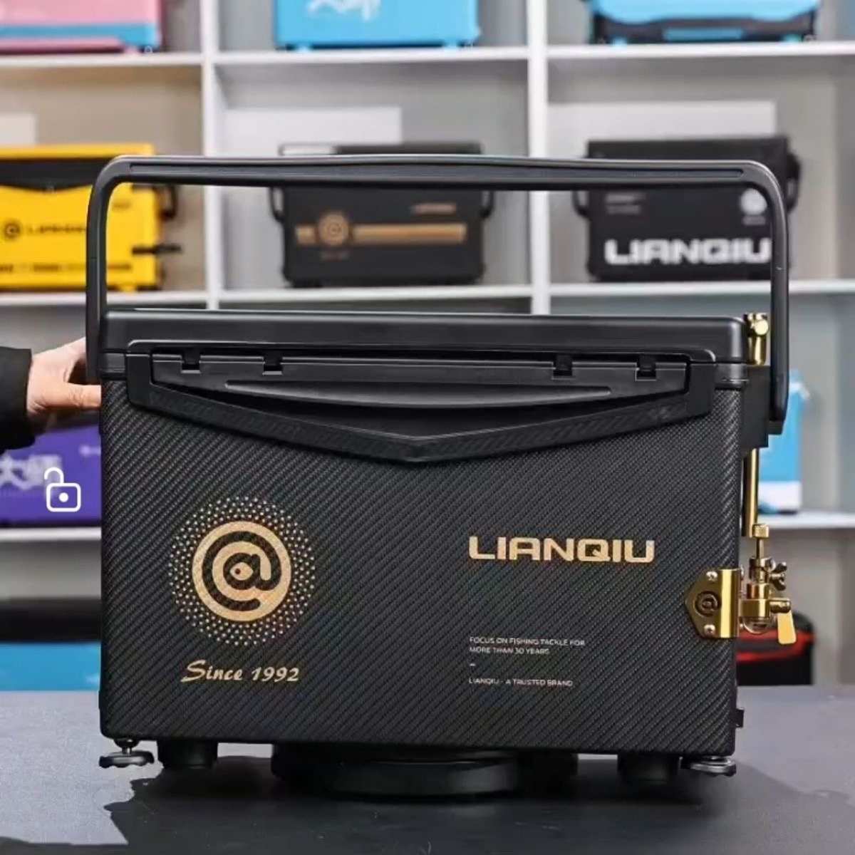 连球2025新品碳纹盖钓箱Q33周年纪念款蜂窝纹29升全套超轻钓鱼箱
