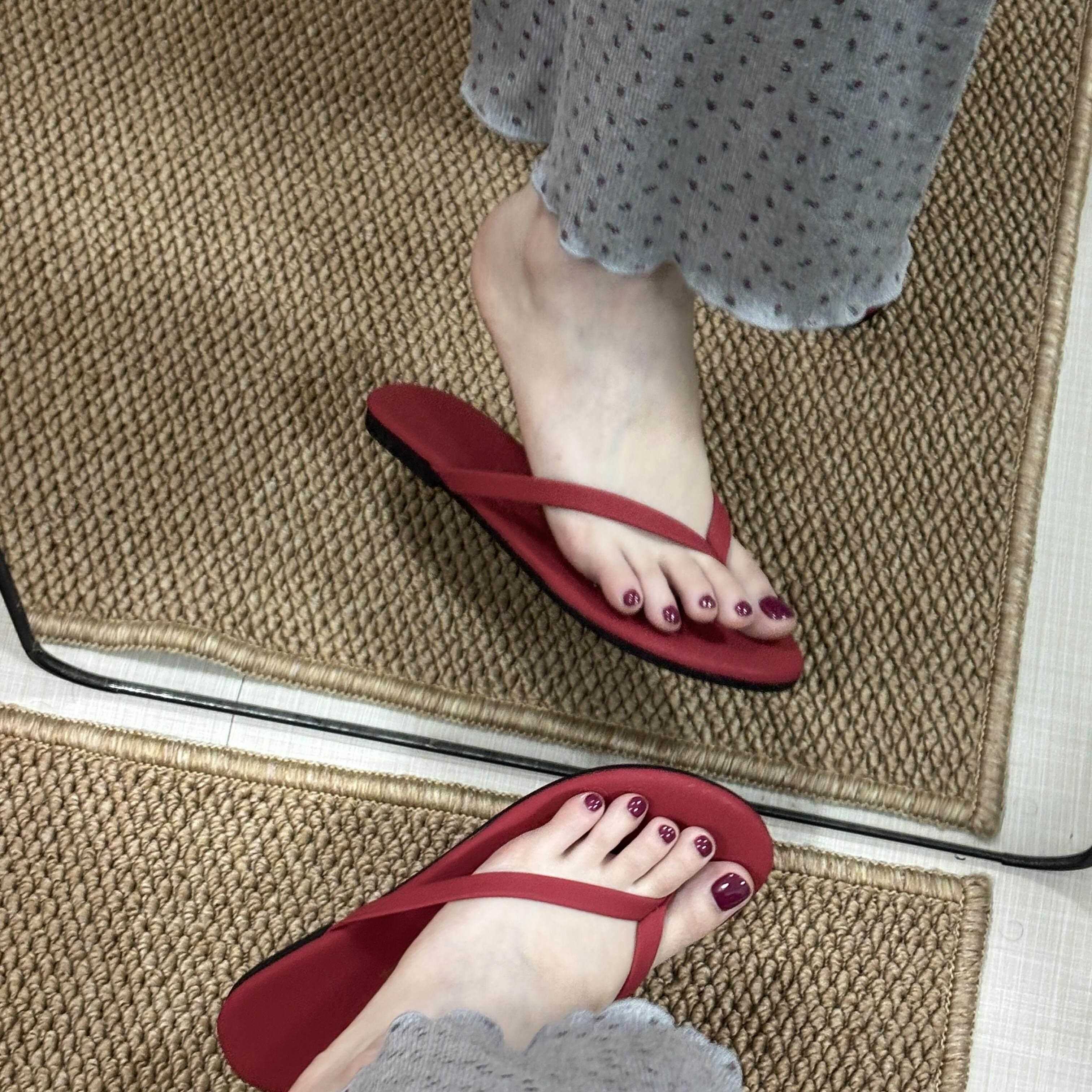 红色拖鞋女生显脚白夏天平底人字拖可外穿本命年新婚极简风拖鞋