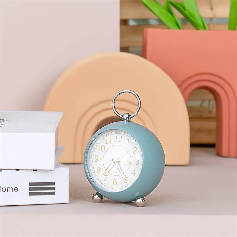 北欧ins风复古简约学生专用小闹钟床头桌面静音夜灯烤漆时钟摆件