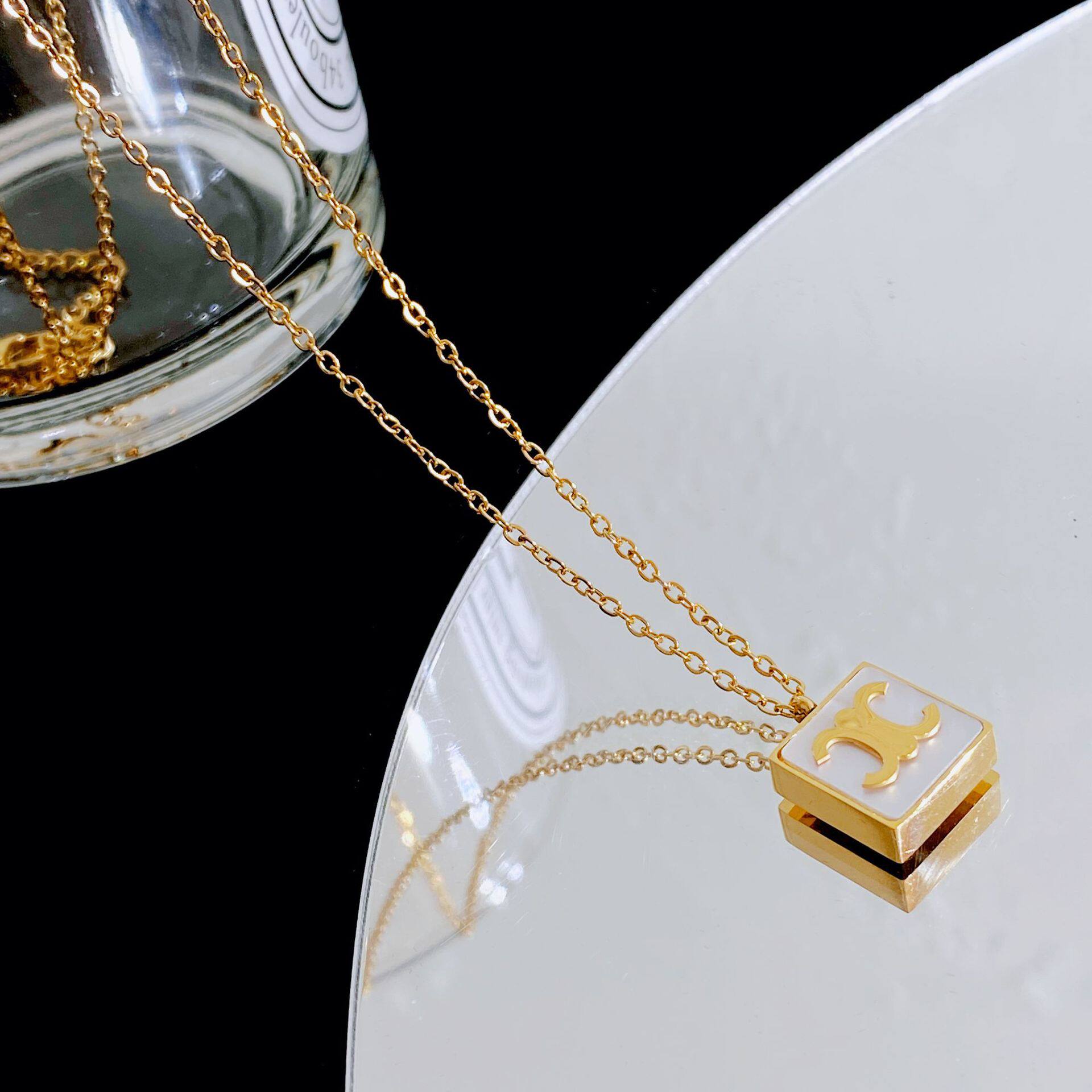 方形贝壳凯旋门钛钢项链女 2023新款潮精致时尚高级感不掉色颈链