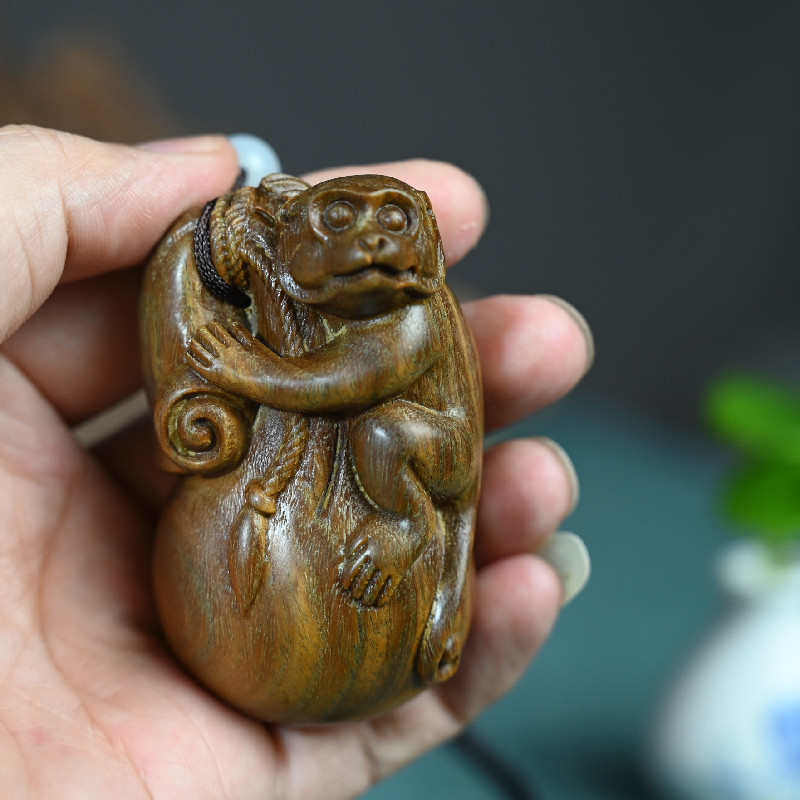 猴子抱代代木雕手把檀木动物文玩物件工艺品件封布袋候实木小绿