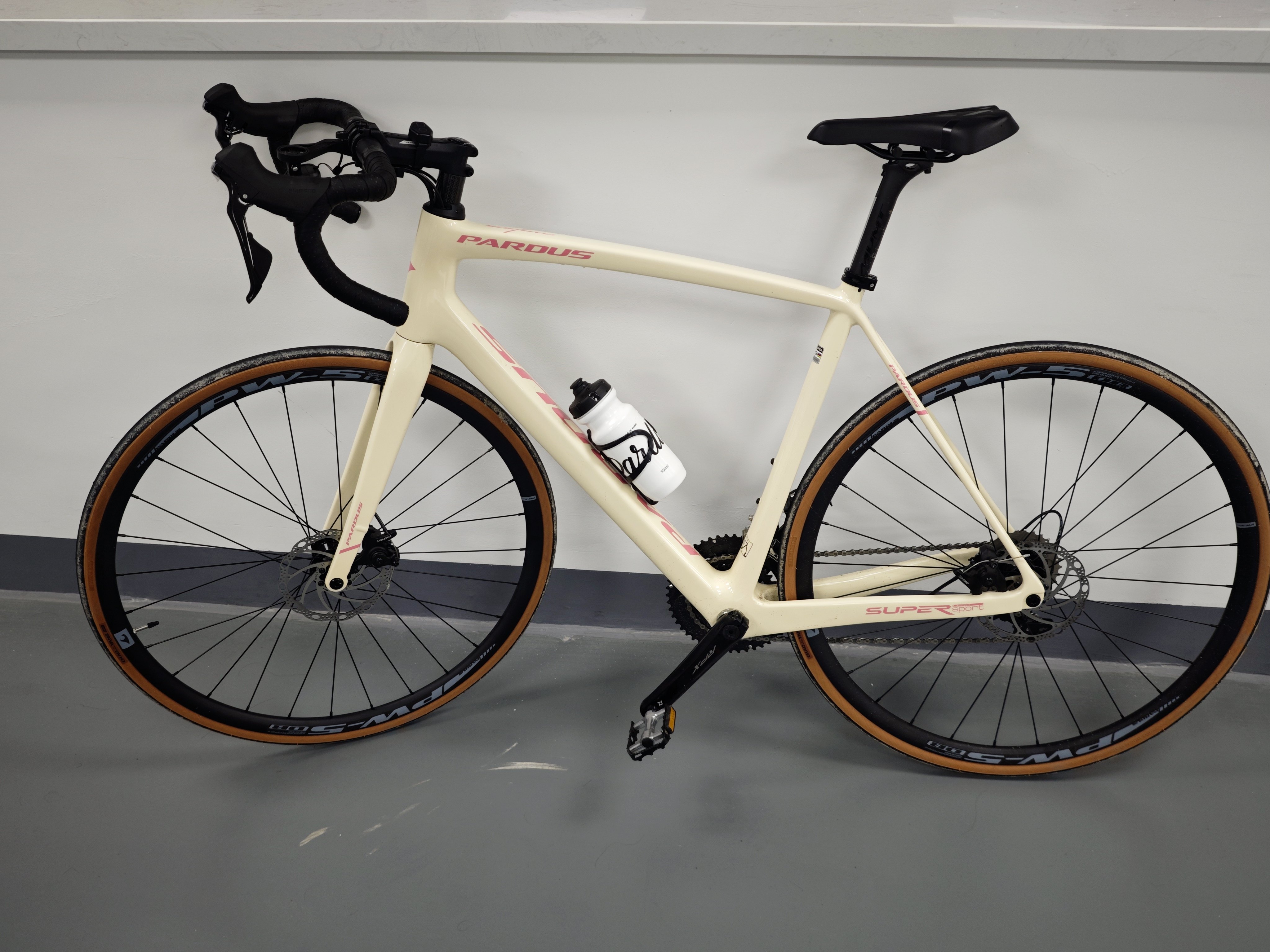 Карбоновый шоссейный велосипед PARDUS Super Sport Shimano 105 дисковые тормоза внутренняя проводка эндуранс photo review