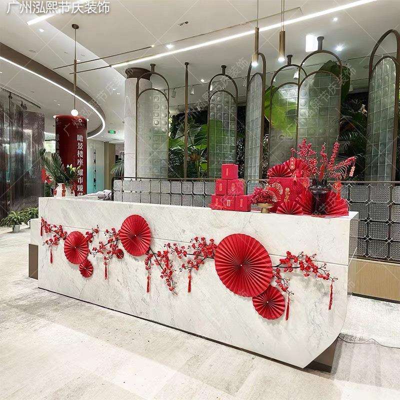 春节氛围装饰2026马年4s店商场前台大堂场景布置折纸扇花藤条摆件