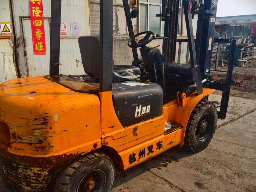 4月4日乌鲁木齐委托-资产处置杭州叉车一台,载重3吨,起升3米,正常使用网络拍卖公告