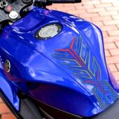 适用于摩托车通用大油箱橡胶碳纤维纹透明色鱼骨贴油箱贴挡鸟贴