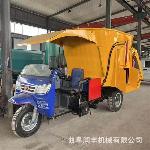 小过道抛洒电动喂料机一键启动柴油搅拌撒料车双侧出料牛场投草机