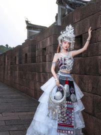 苗疆少女服饰民族风苗服么么茶写真阿卯抹胸飘带纱裙夸张头饰项圈