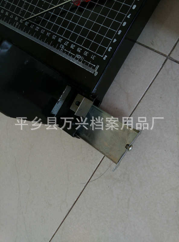 товар из китая 办公三孔纸张打孔机 人事档案盒专用打孔切纸两用机 手动裁纸机