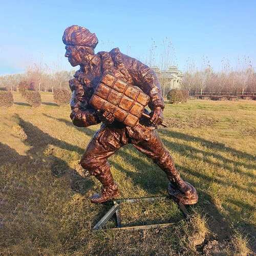 现货玻璃钢仿铜民俗人物雕塑东北抗联户外公园园林景观装饰摆件