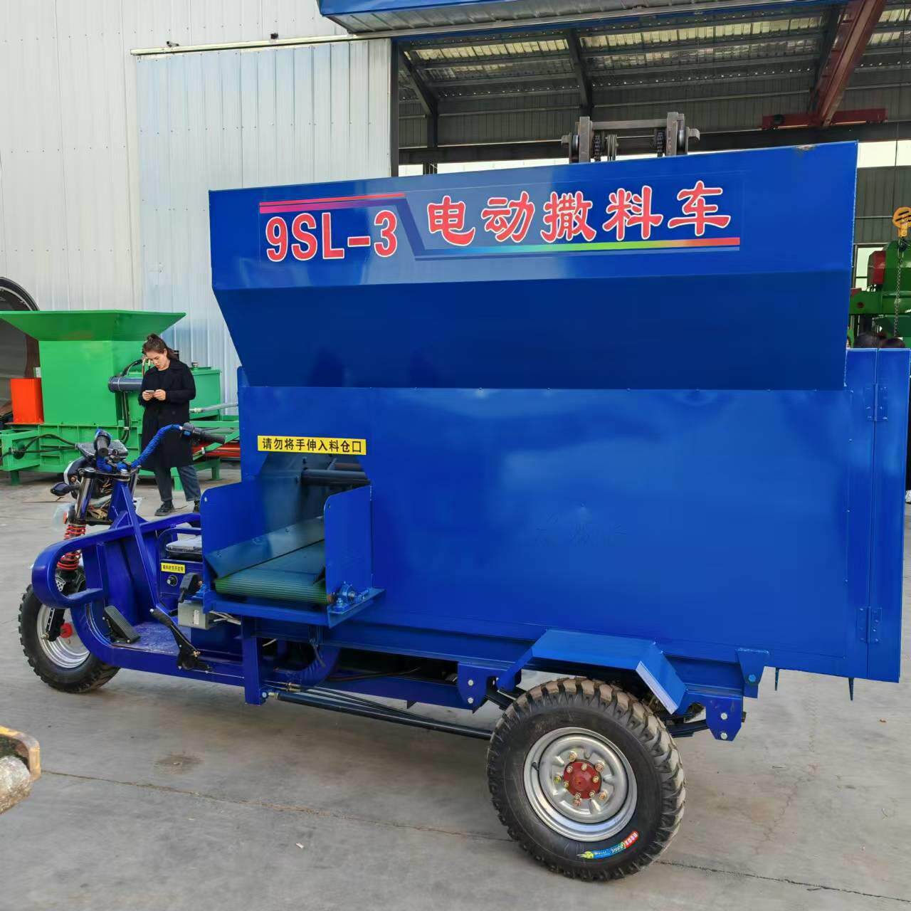 源头工厂养殖场电动撒料机喂料车自动搅拌车载式机器饲草投喂车