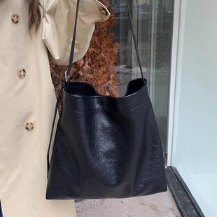 慵懒大容量托特包女新款2024时尚通勤软皮水桶包大学生斜挎单肩包