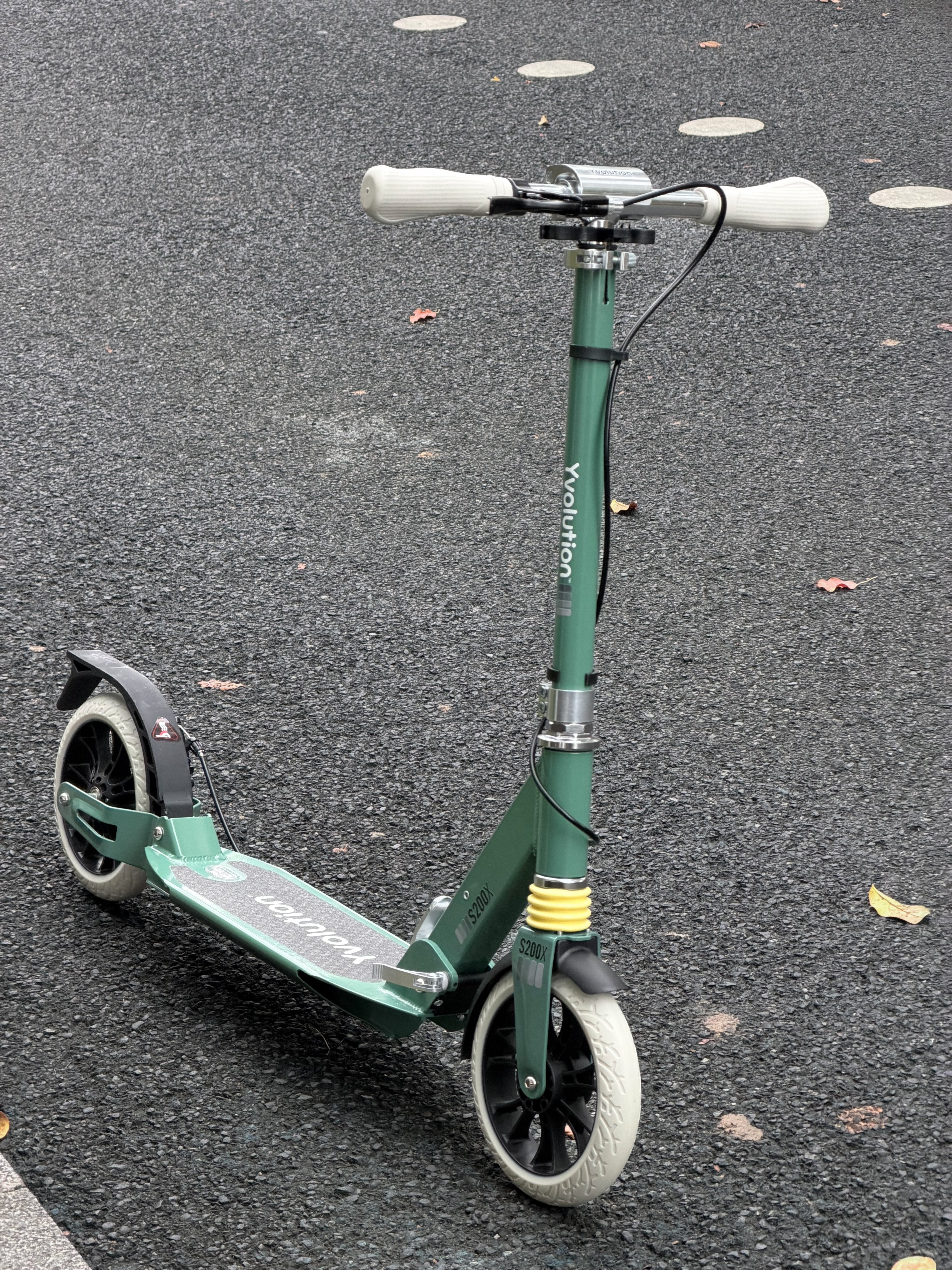 Yvolution S200X: Двухколесный самокат для взрослых и детей с двойной амортизацией, двойным тормозом и функцией складывания для всей семьи photo review