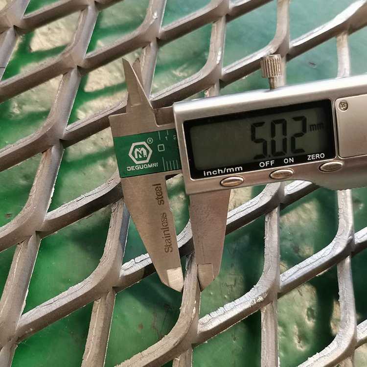 重型钢板网厂家不锈钢筛网建筑脚踏金属板拉伸网菱形孔镀锌钢板网