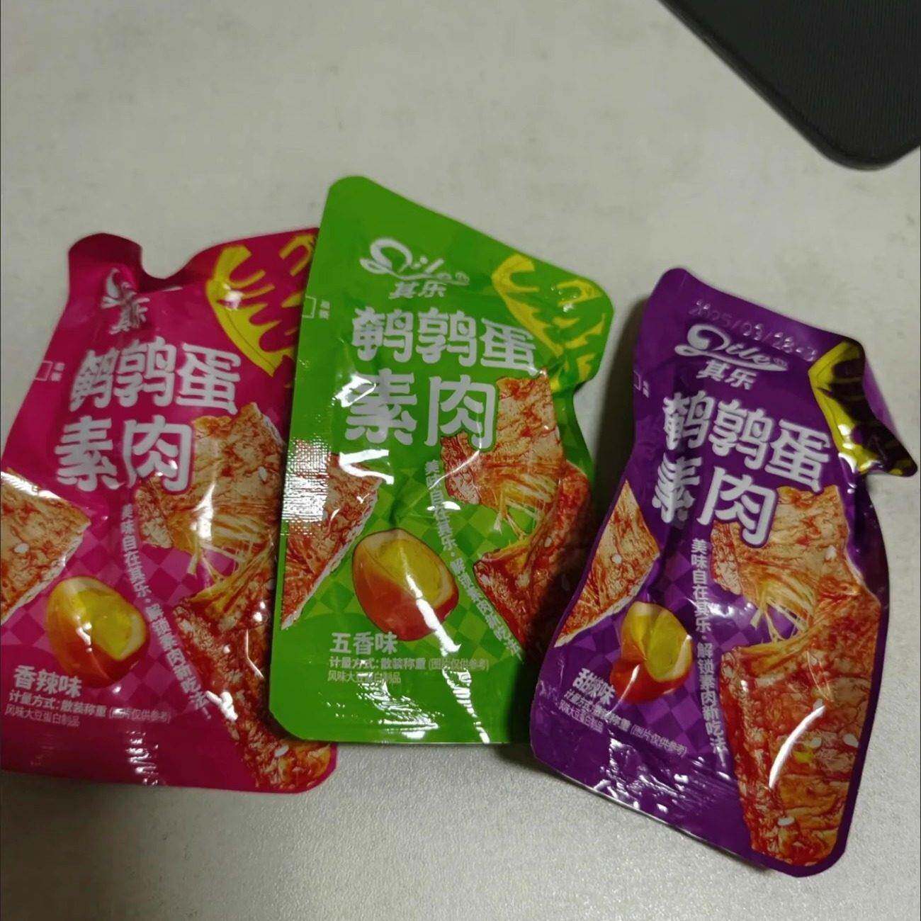 新其乐鹌鹑蛋素肉拉丝蛋白手撕素牛肉豆干散称营养香辣食品吃货零