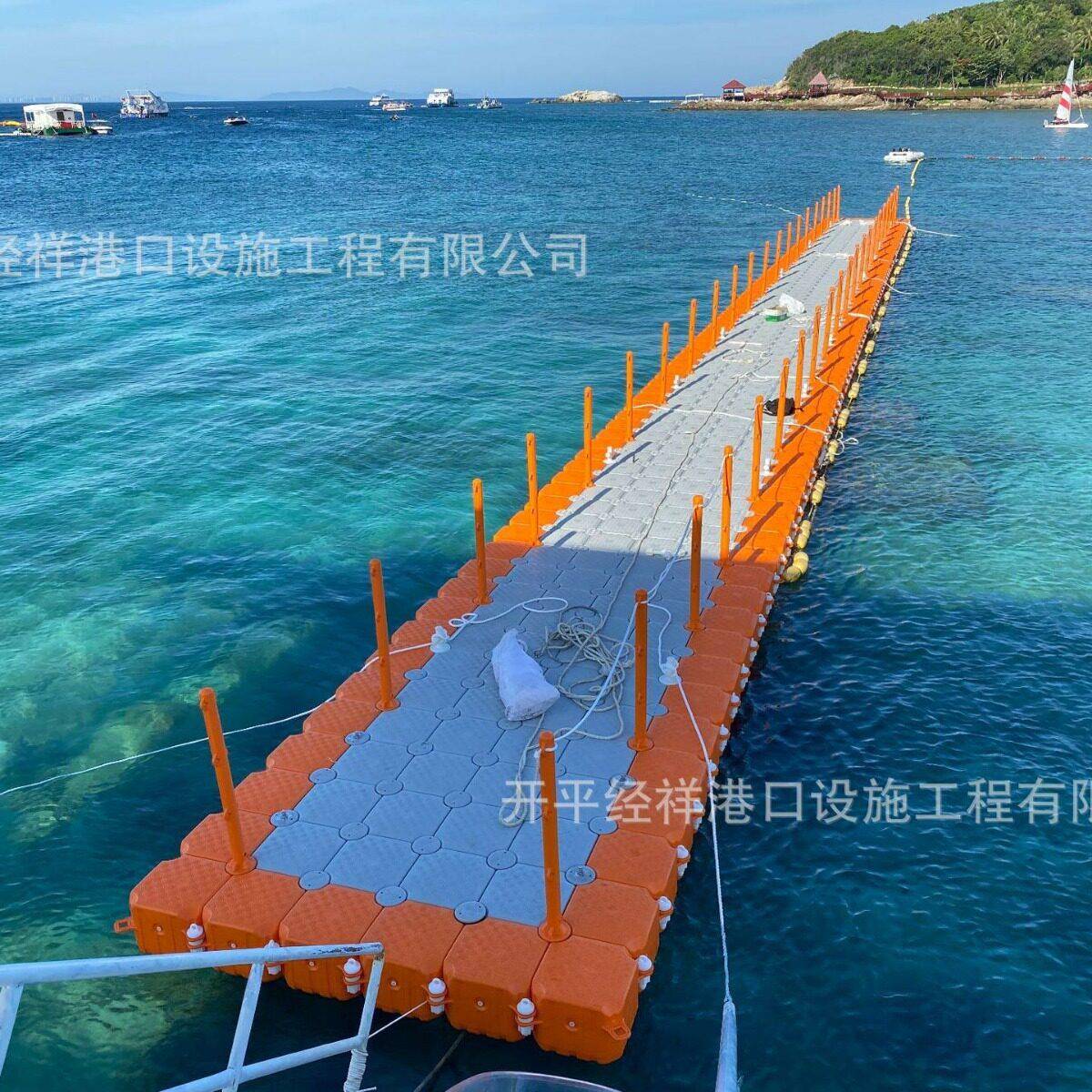 厂家直销水上栈道浮桥游艇摩托艇泊位水上乐园游泳池水上垂钓平台