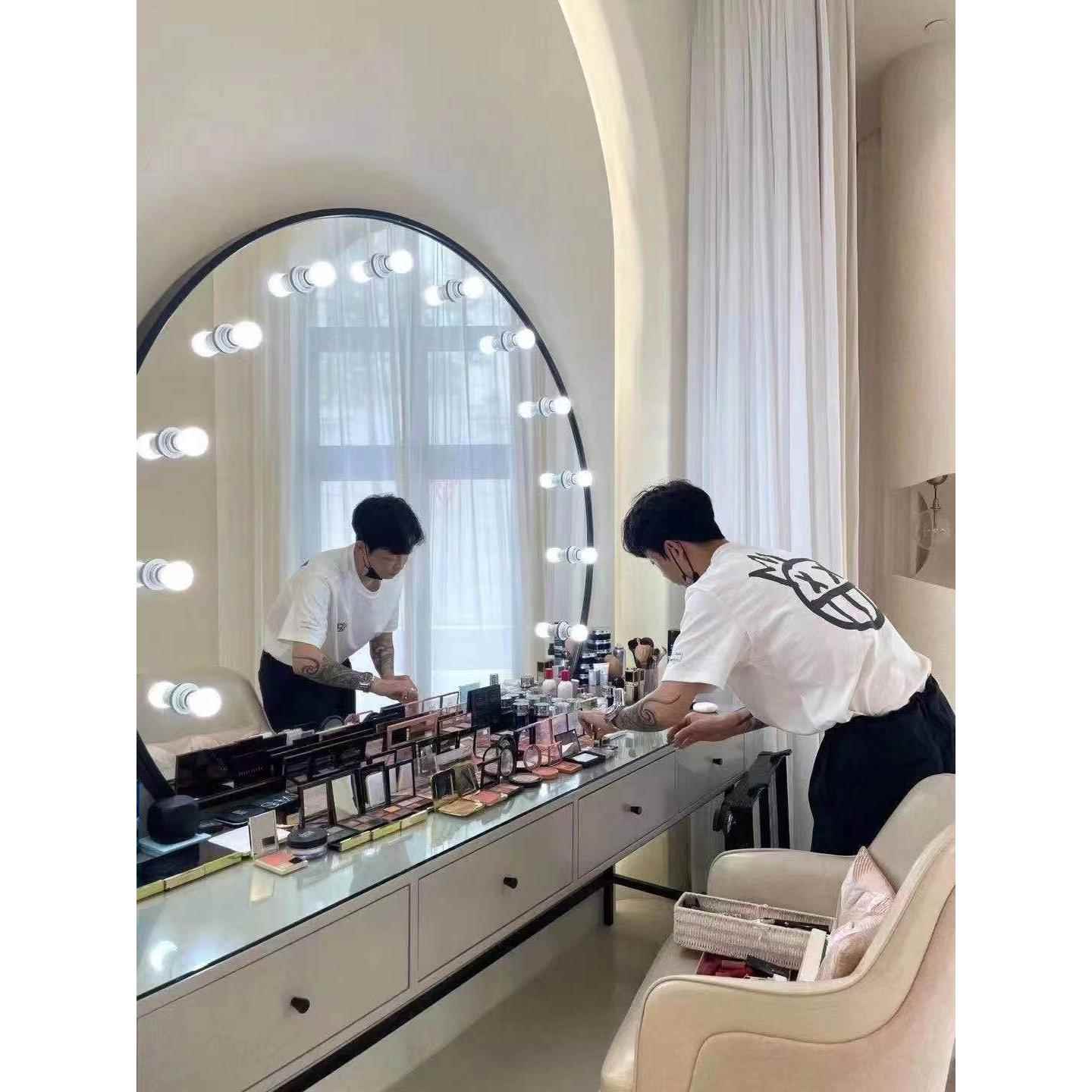 高端简单的婚纱摄影工作室专业梳妆台轻妆摄影美容沙龙工作室化妆