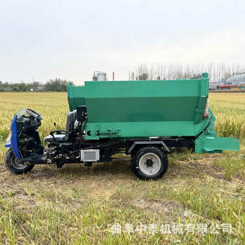 28马力柴油三轮撒粪车3方果园撒肥机农田湿粪肥均匀抛撒用撒料车
