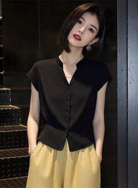 轻熟简约风时尚独特V领短袖衬衣2026夏新款韩系百搭黑色衬衫上衣