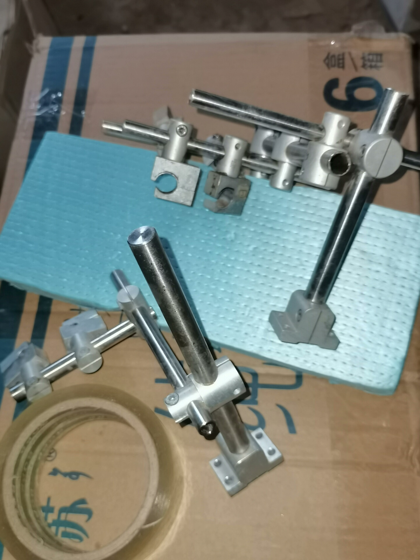 两个日本产支架，用于光纤 传感器 光学仪器等可随意调整角度和