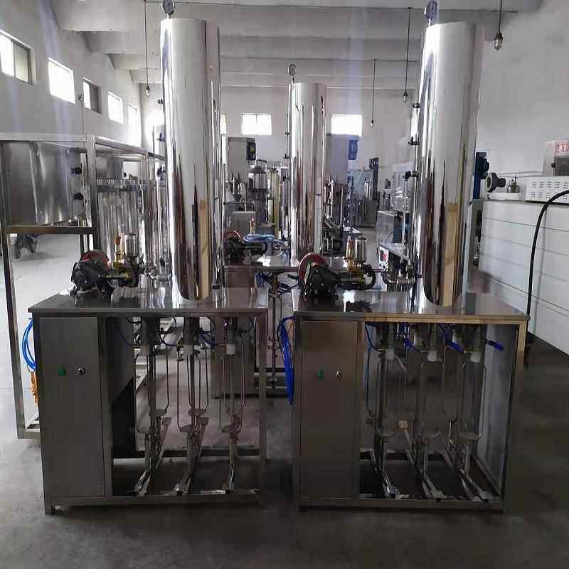 小VKN型带含气碳酸气泡酒苏打水饮料加气混装合灌机械设备生水产