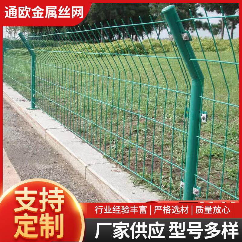 高速公路铁路护栏网菱形钢板网围网工厂圈地光伏发电站铁丝网围栏