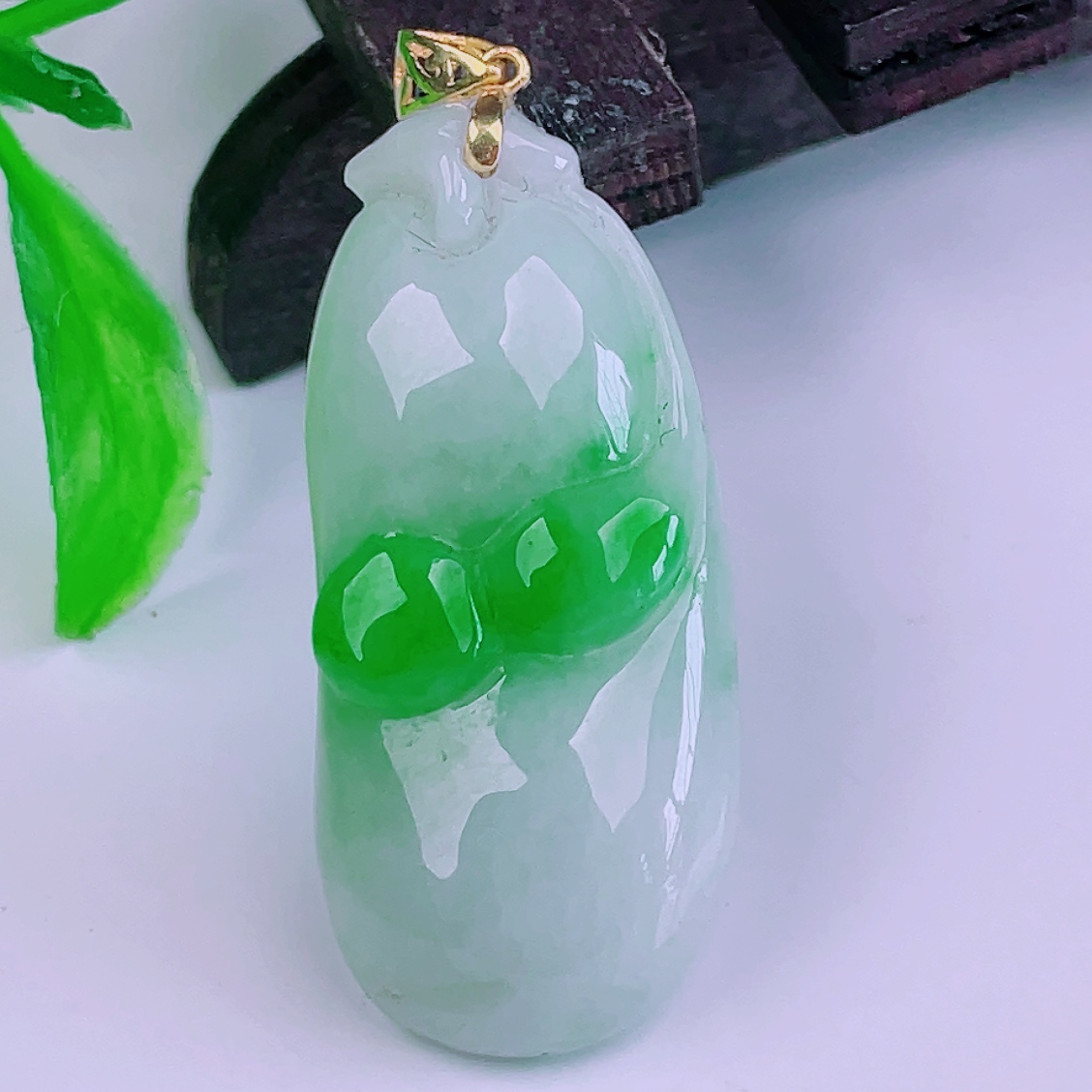 缅甸天然真品翡翠18k金扣头冰飘阳绿高端精品珠宝闪拍福瓜玉吊坠