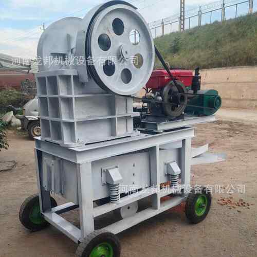 柴油小型颚式破碎机青石鹅卵石破碎机移动颚式破碎机