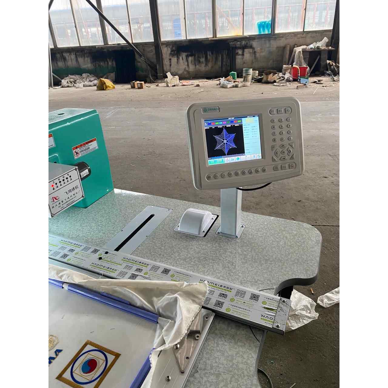 厂家供应小型全自动流行款家用服装机器工厂打样电脑绣花机