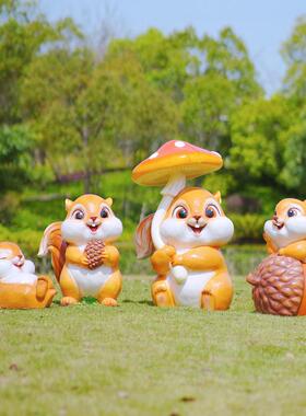 户外玻璃钢卡通松鼠雕塑幼儿园装饰小品公园草坪动物摆件园林景观