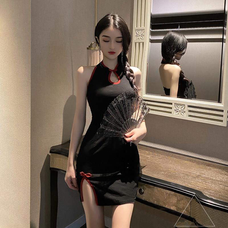 年轻的中国风格女孩性感露背紧身短吊领旗袍改进型连衣裙