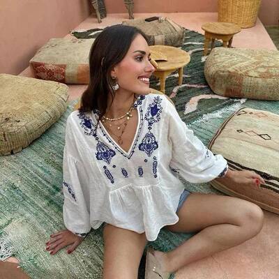 D 78736 V-neck Embroidered Blouse 绣花长袖上衣