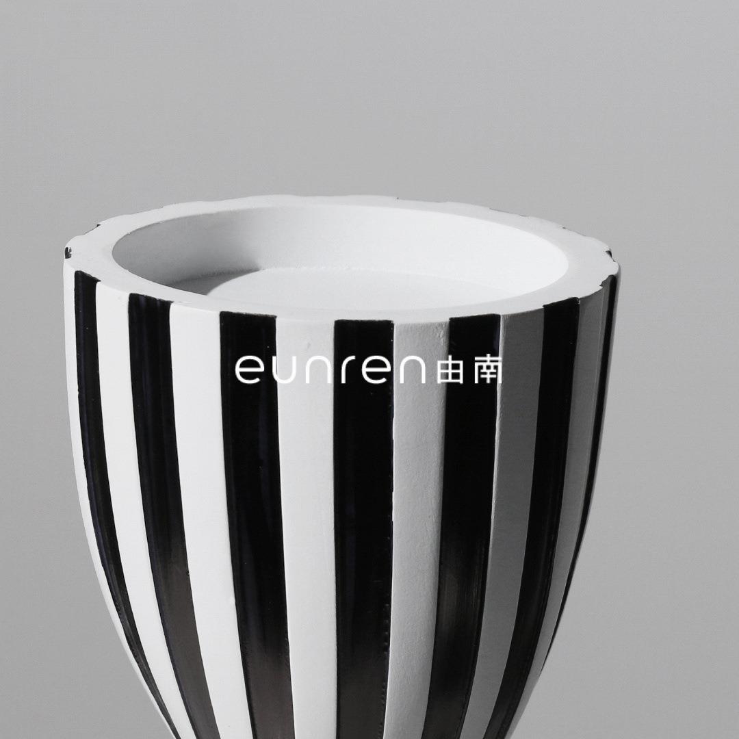 简桌装约现代创意厅黑白条纹扭结烛台树脂摆件RIG样板房客电视柜