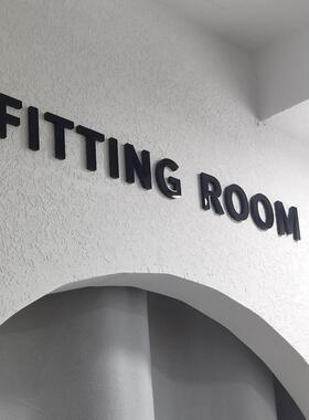 试衣间英文提示牌FITTING ROOM立体字亚克力标识牌服装店装饰门贴