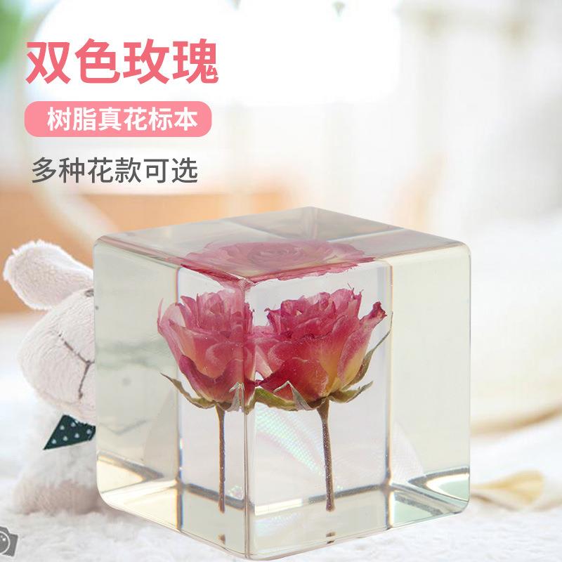 新款双色玫瑰花植物树脂水晶球 创意节日礼品工艺品树脂小摆件