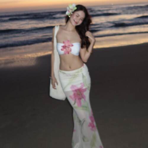 Chest hugging high waist and hip hugging printed skirt
