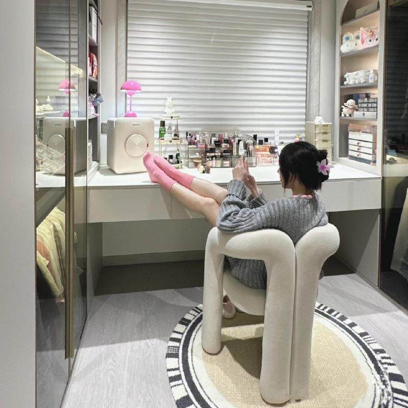 奶油风网红化妆椅设计师靠背女生卧室高级感美甲服装店家用餐桌椅