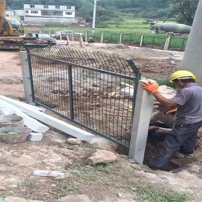 通线8001 8002桥下防护栅栏网片门 水泥栅栏开口门 加密网片