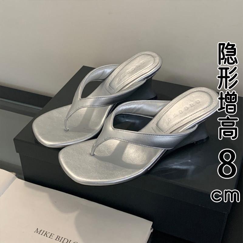 英国真皮银色坡跟人字拖女夏外穿2026新款爆款绝美厚底夹趾凉拖鞋
