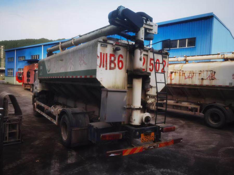 4月28日绵阳市21年上牌直勤牌散装饲料运输车非营运网络拍卖公告