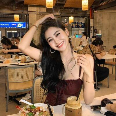 Strap vest for women, burgundy color, worn externally,