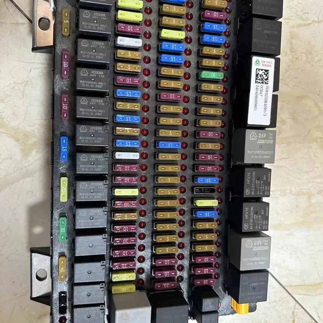 YG9525584090重汽豪沃T5汕德卡C7H豪瀚N7G驾驶室电器接线电器盒