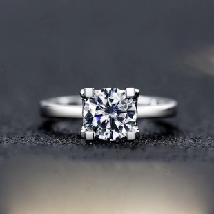 GIA证书70分F色VS1净度3EX无荧光天然圆形钻石送18K牛头戒托XG